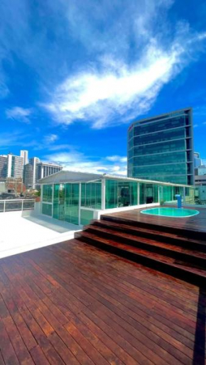 CASA COM PISCINA À BEIRA MAR.